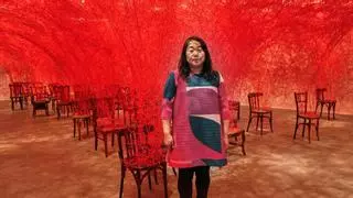 Muerte y memoria: el impactante universo de hilos de Chiharu Shiota envuelve la Tàpies