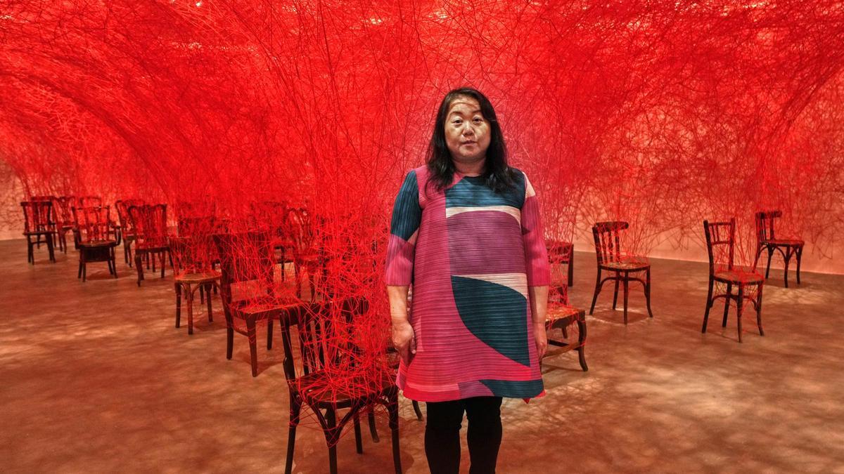 Chiharu Shiota, ante su impactante instalación de hilos de lana, 'Cada quien, un universo, en la Fundació Tàpies.
