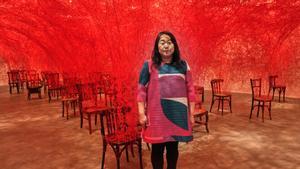 Chiharu Shiota, ante su impactante instalación de hilos de lana, Cada quien, un universo, en la Fundació Tàpies.