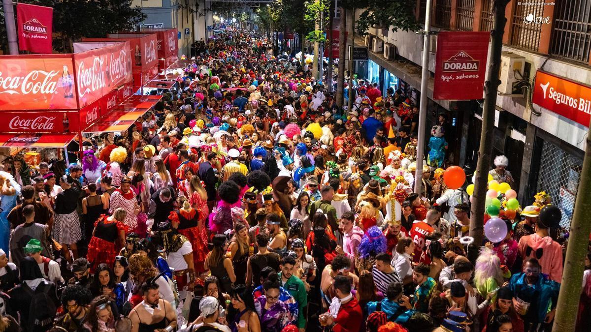 Imagen de archivo con miles de personas disfrutando del Carnaval de Santa Cruz de Tenerife