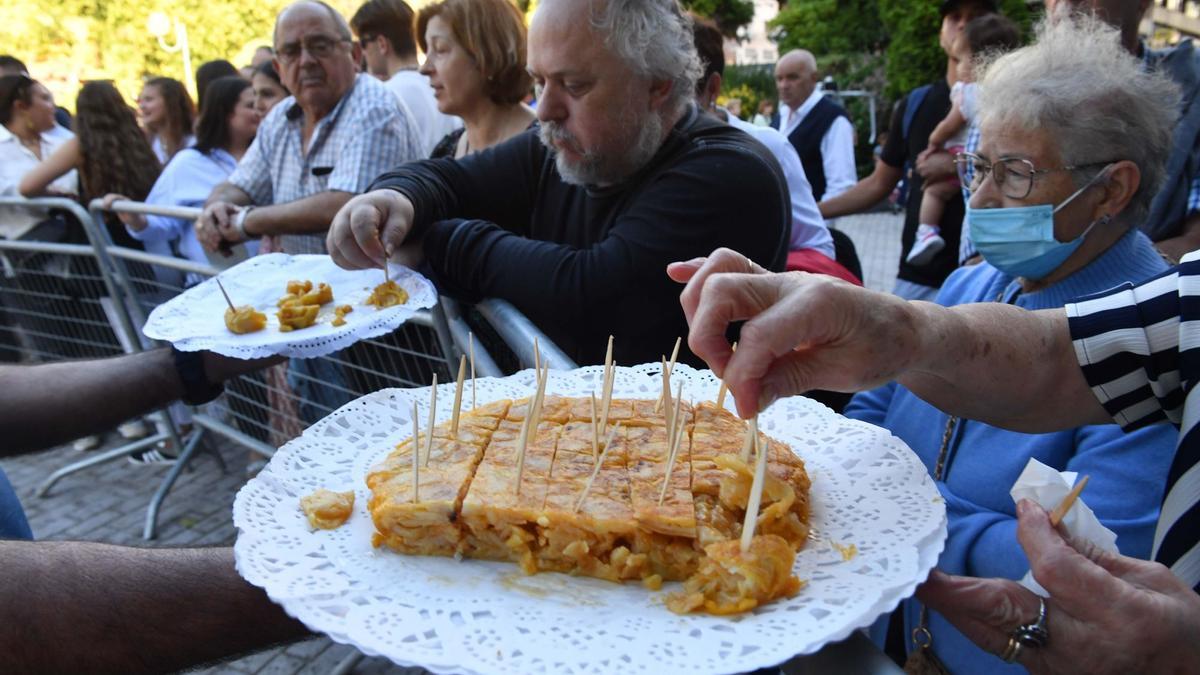 Concurso de tortillas en las fiestas de O Castrillón.