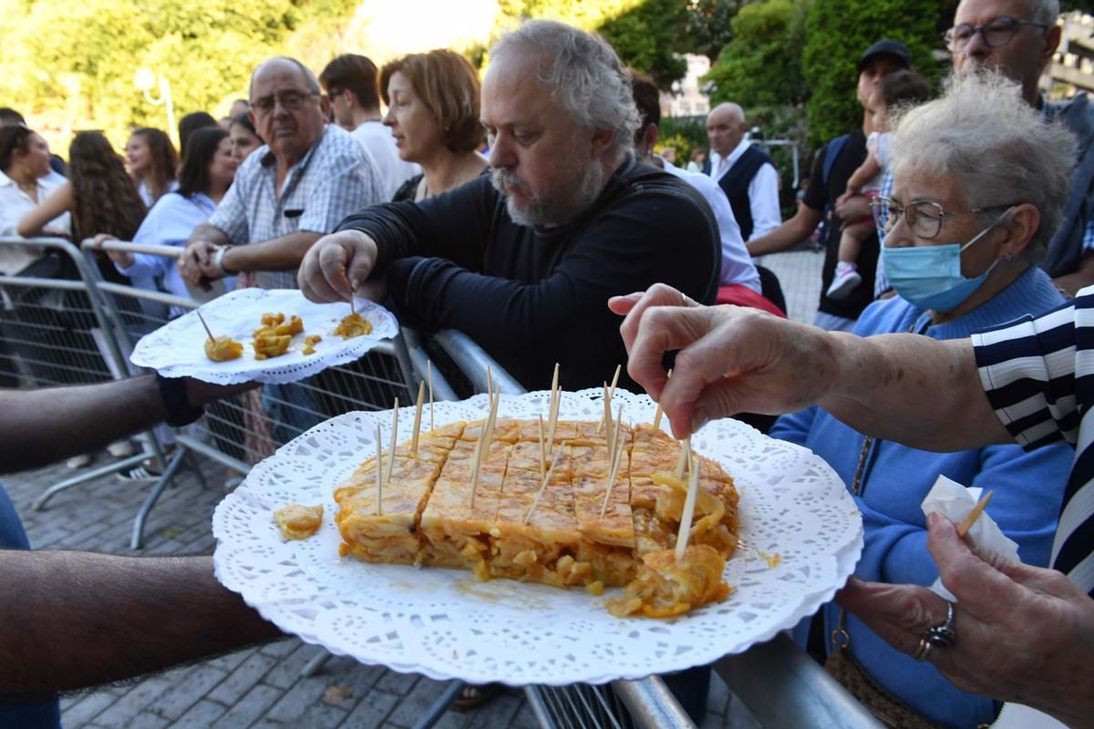 Concurso de tortillas en las fiestas de O Castrillón.