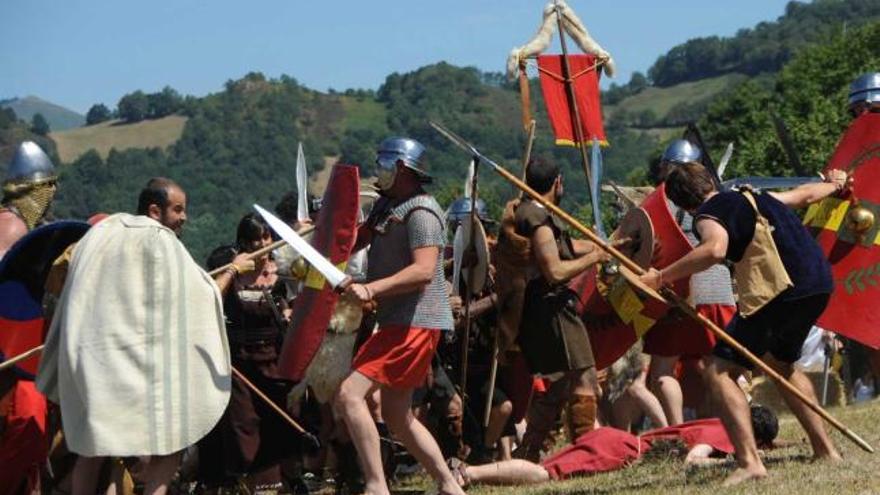 Recreación de la batalla entre astures y romanos en el Festival de la Carisa, en Carabanzo.