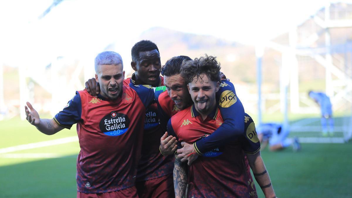 Mella, Bil y Jose Ángel abrazan a Mario Soriano después de su tanto frente a la Real Sociedad B en Zubieta.