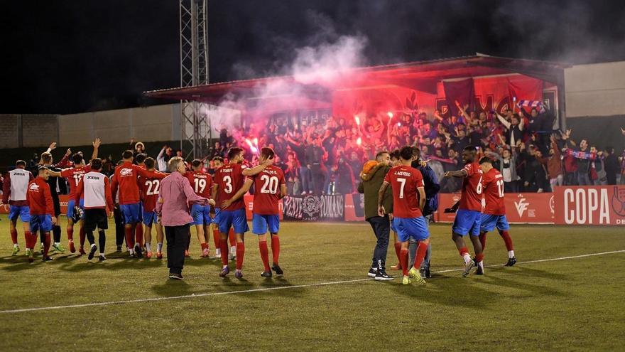 Celebración de los jugadores del Atlético Saguntino con el Frente Romano.