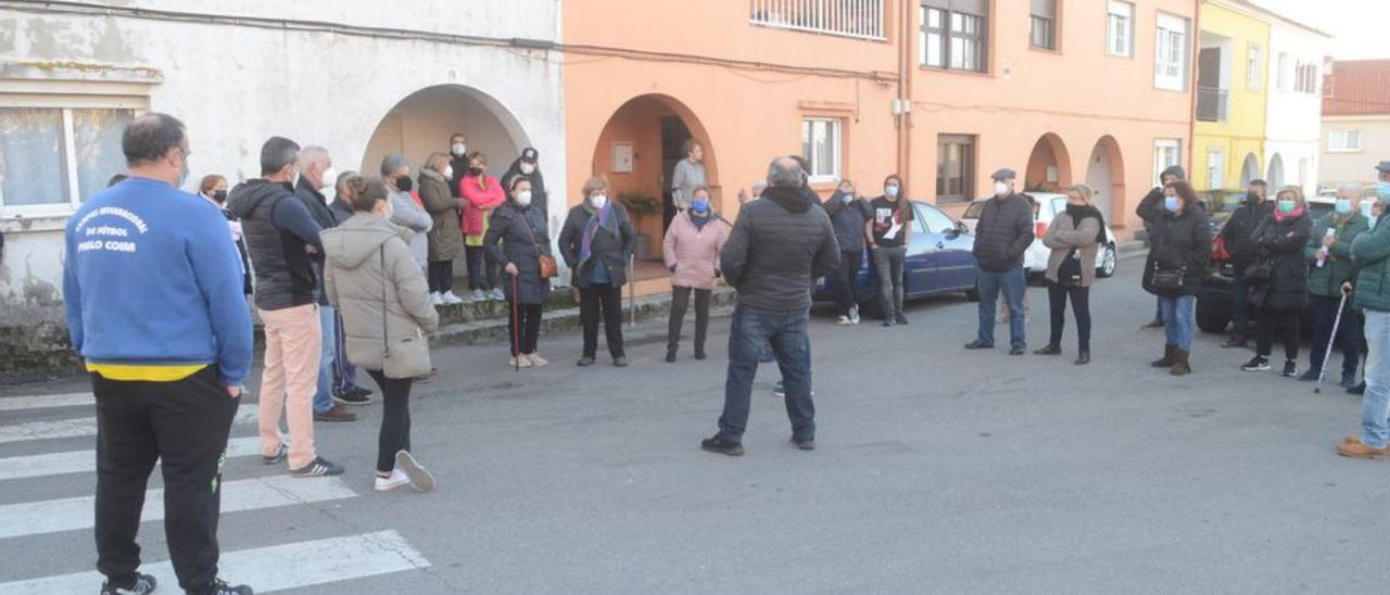 Los vecinos de Vilaxoán, reunidos en la asamblea, ayer.