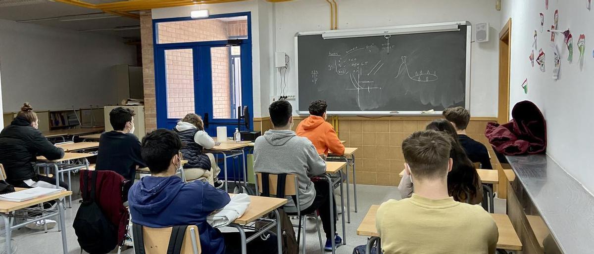 Los estudiantes en la cafetería, reconvertida para impartir clases, en una imagen de archivo