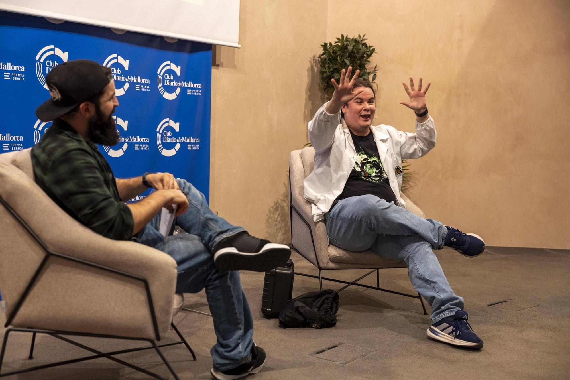 FOTOS | El Físico Barbudo entrevistó al divulgador tras el canal Ponte Bata en un encuentro en Diario de Mallorca