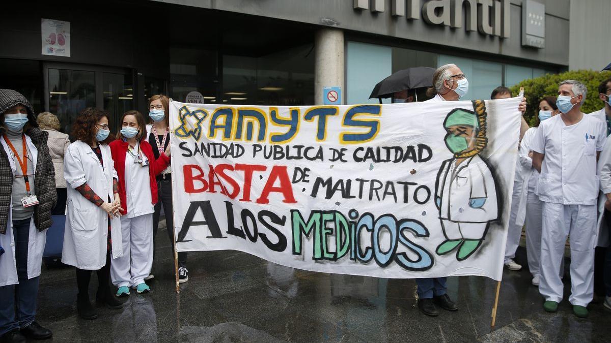 Los médicos de hospitales de Madrid se van a la huelga el 9 de mayo por los contratos temporales.