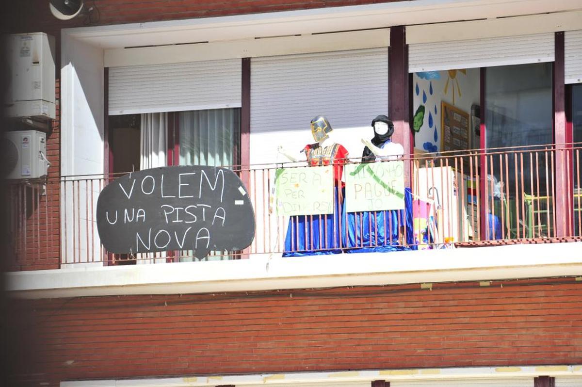 Una Velles de Serra colgada en un colegio de Elche demandando el arreglo de las pistas