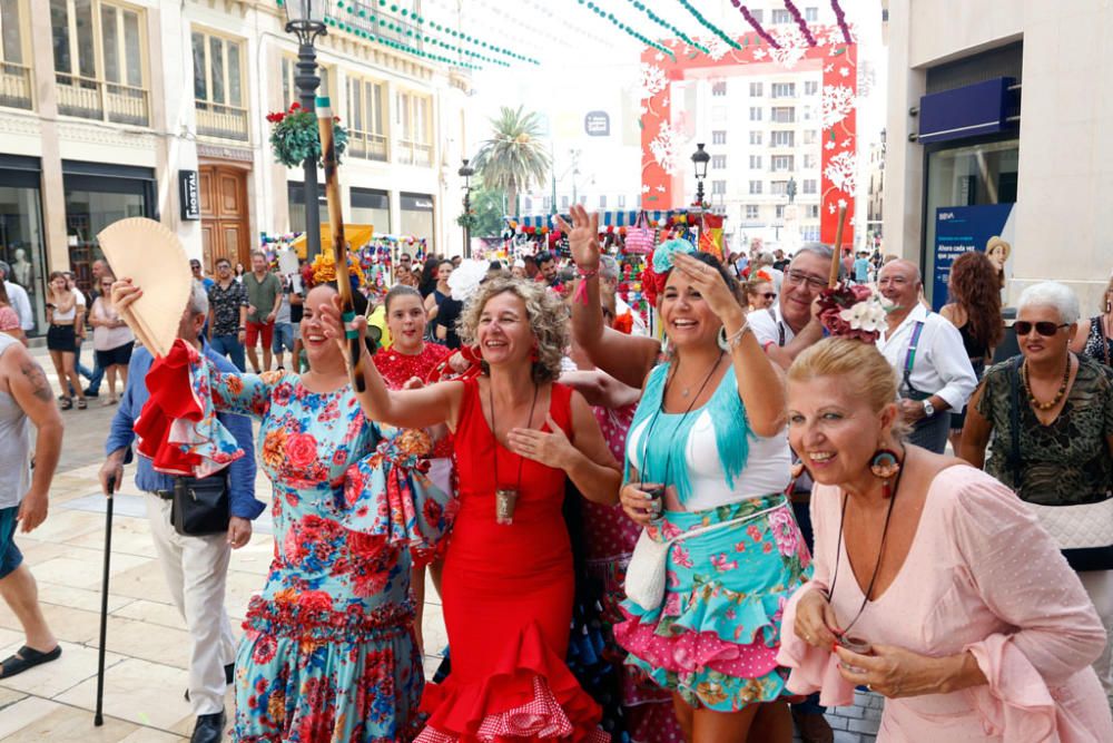 La Feria de Málaga cumple una semana de fiesta. Este miércoles, a pesar de los cielos encapotados y la sensación de bochorno, miles de personas se divierten por las calle del Centro Histórico de Málaga, en un ambiente quizá algo más desahogado de gente que otros días