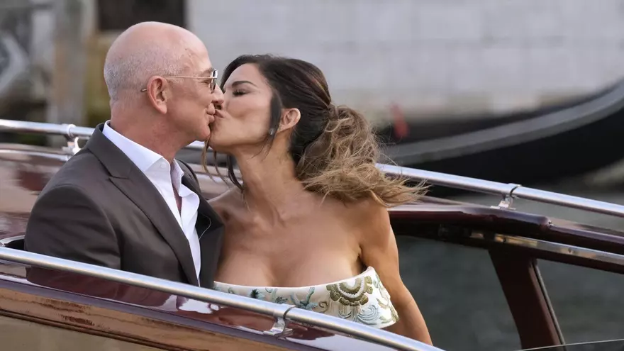 Un maniquí a tamaño real de Jeff Bezos flota por el Gran Canal de Venecia en protesta por su boda