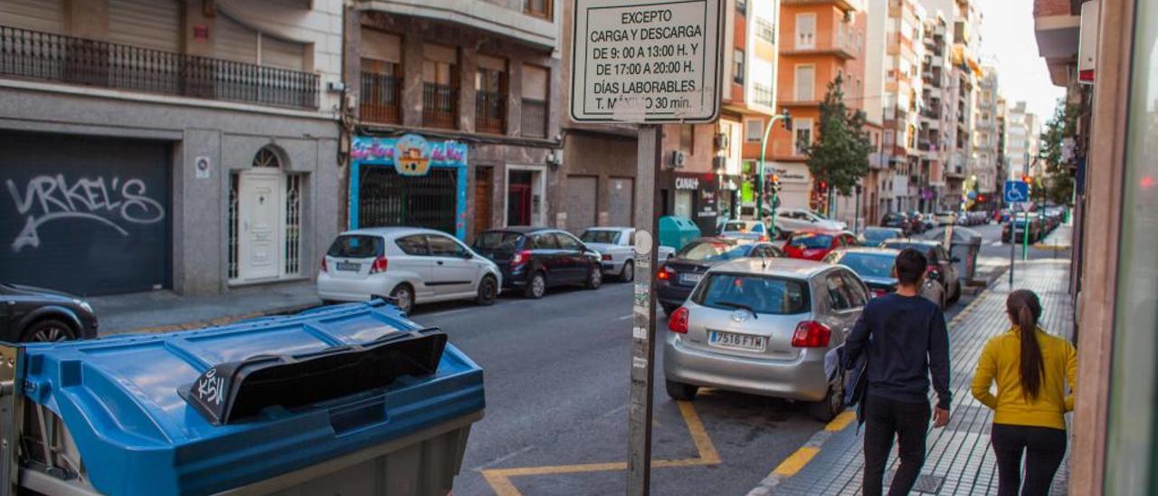 Una zona de carga y descarga del centro de Elche, con vehículos estacionados, en una imagen de archivo.