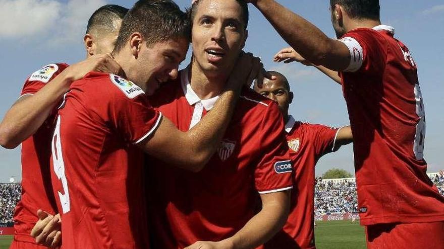 Nasri es felicitado tras marcar el segundo gol del Sevilla. // Efe