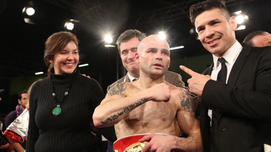 Kiko Martínez con el cinturón de campeón del mundo de peso Supergallo de la IBF.