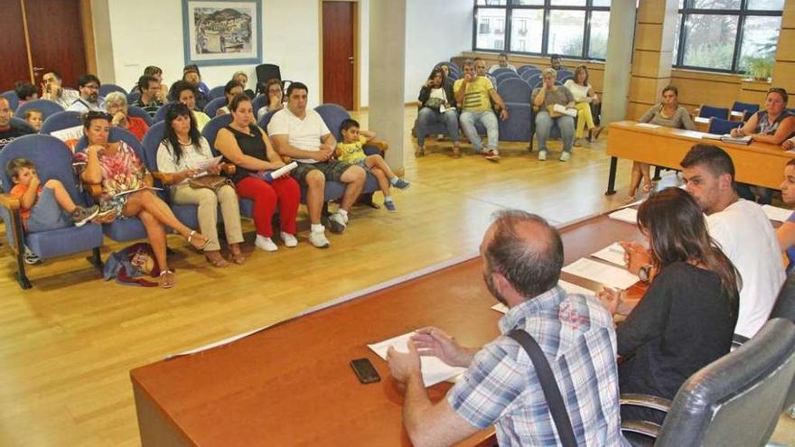 Reunión de ayer en el Concello para explicar el Plan Madruga en los colegios. // S.A.