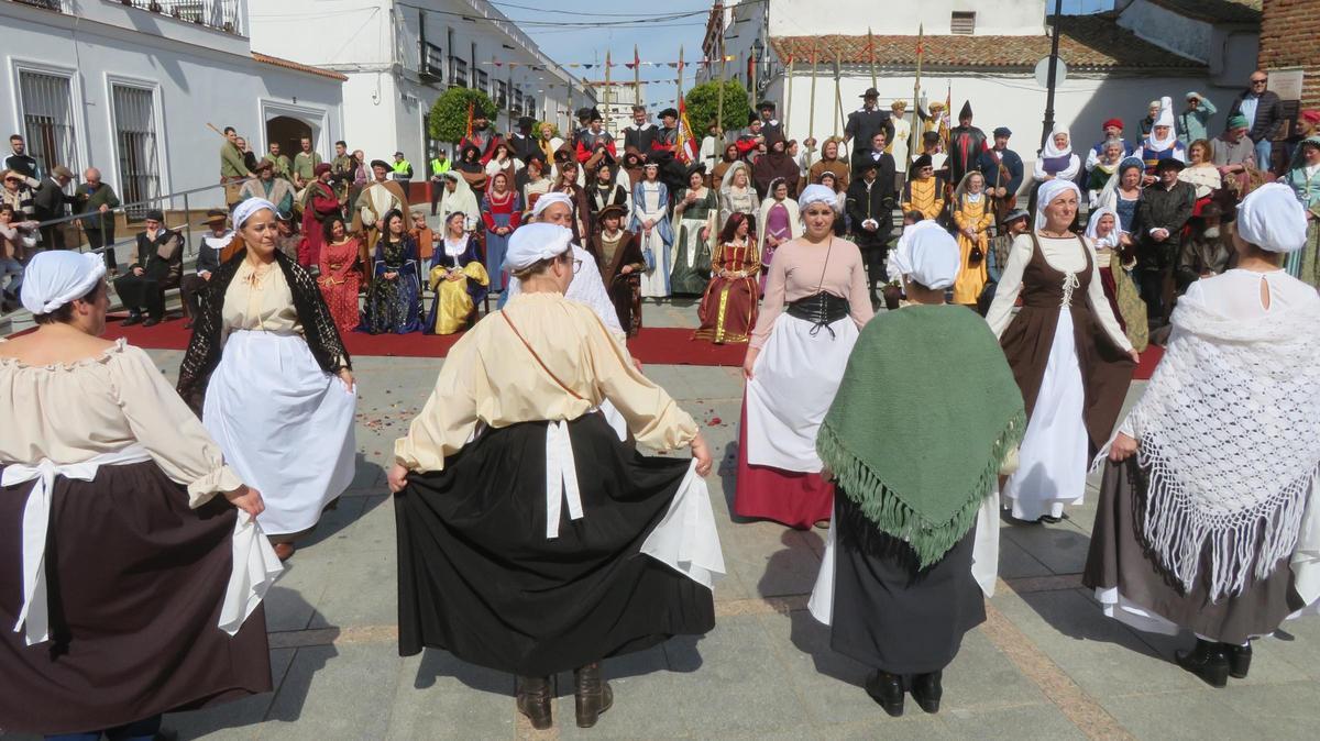 Bailes al Emperador en la Plaza del Pueblo