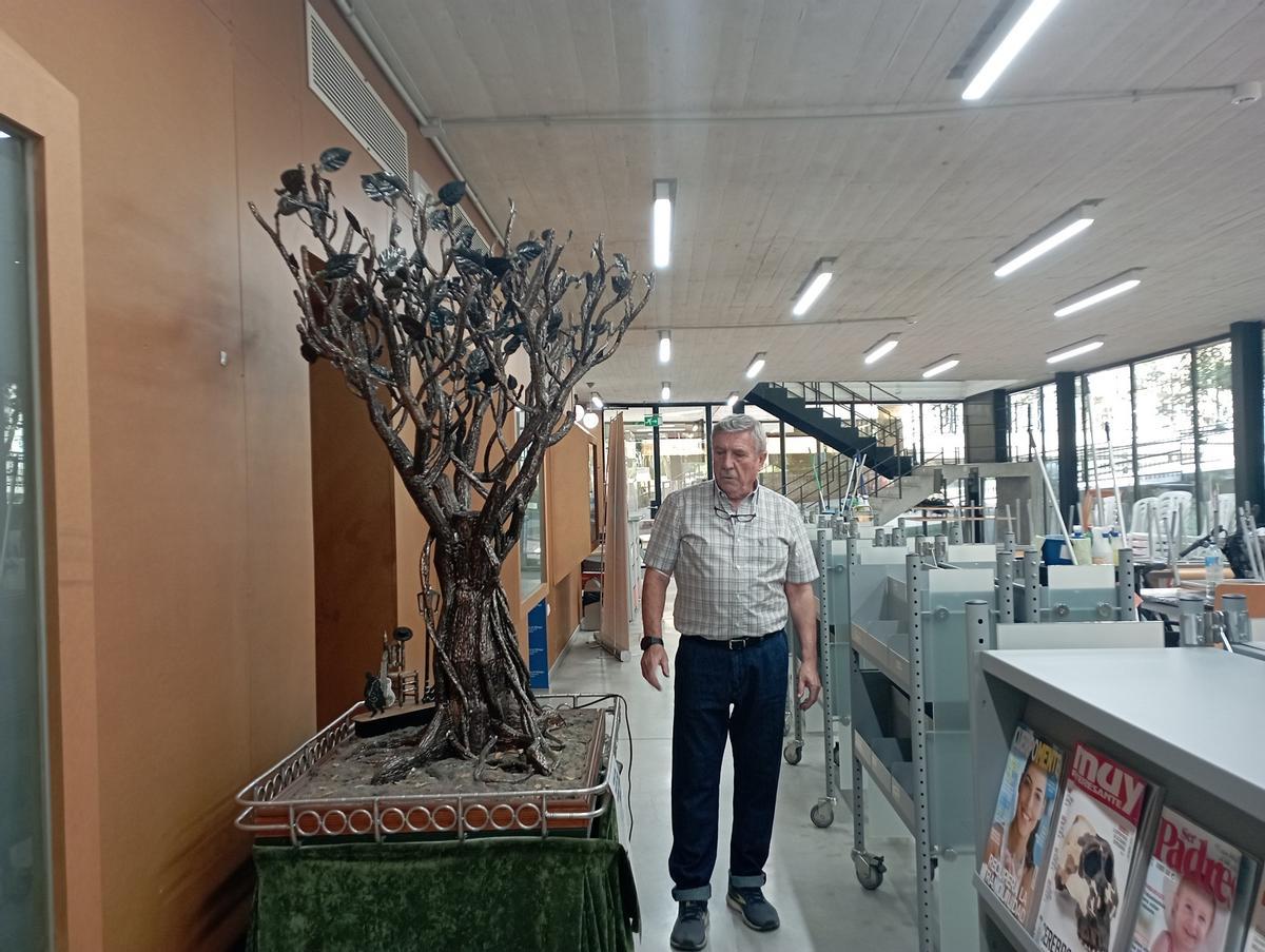 En la biblioteca municipal Manuel Altolaguirre con su árbol del flamenco, de hierro forjado.