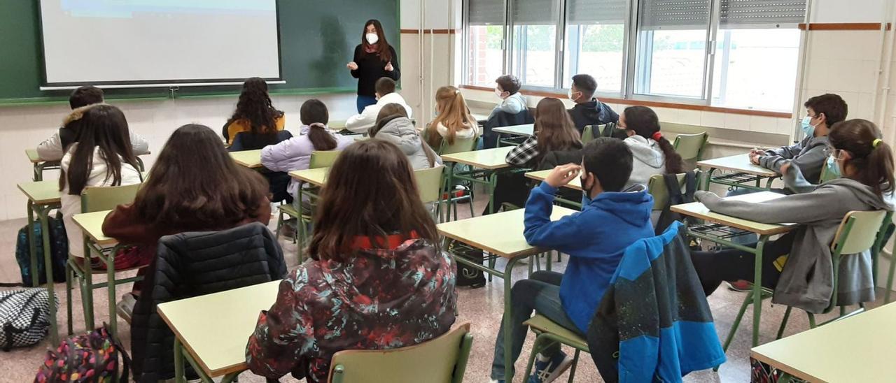 La coordinadora en Castilla y León de la asociación Movimiento contra la Intolerancia, durante una conferencia con escolares. | Cedida