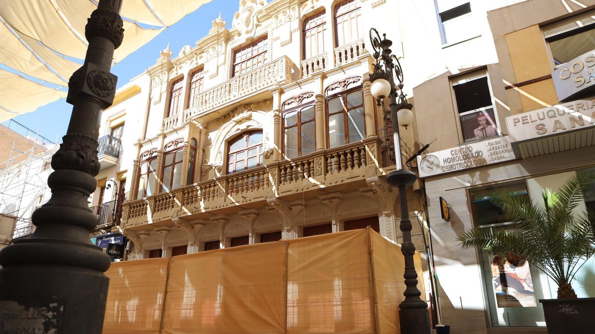 La Cámara Agraria, vallada para las obras.