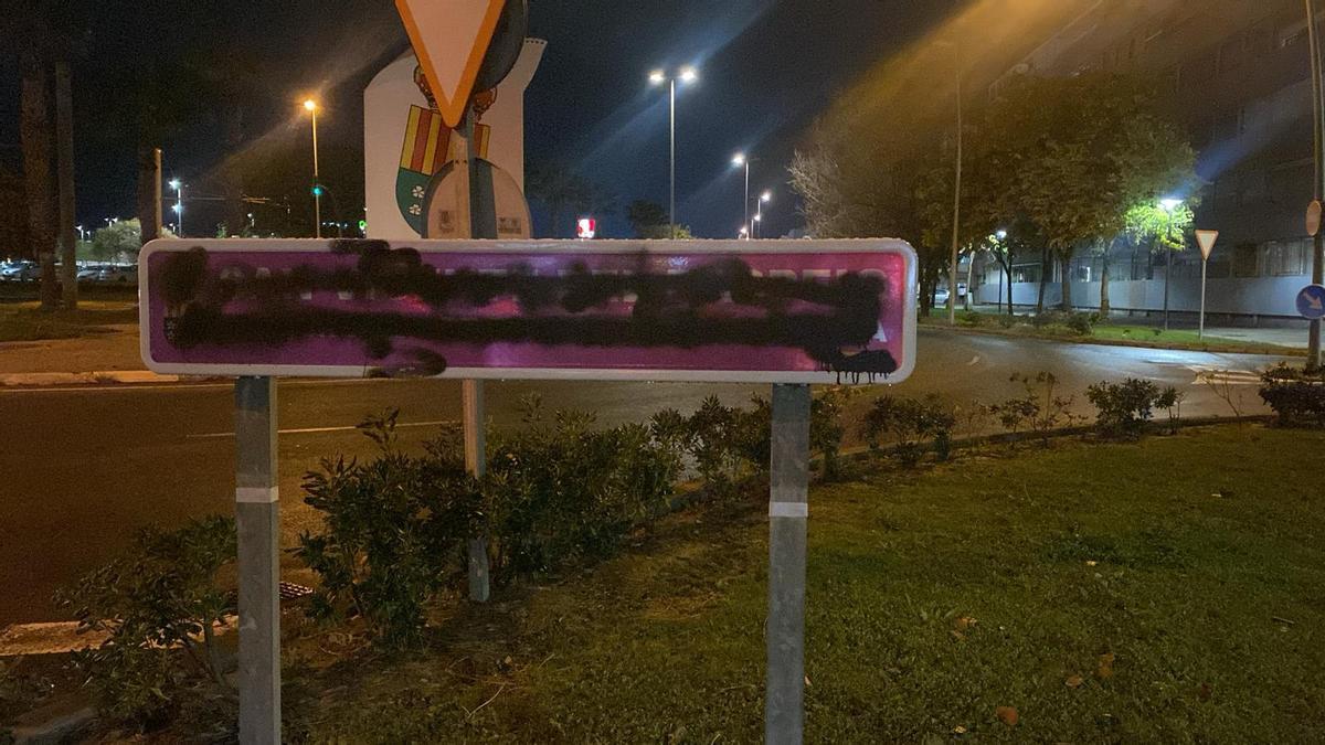 La señal vandalizada en el barrio Santa Isabel