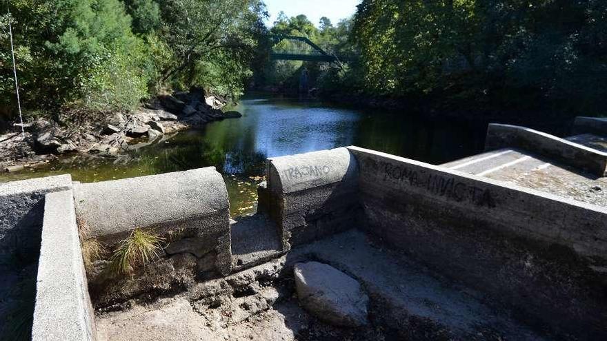 El agua del Lérez no llega ya a los aliviaderos de la presa de Monte Porreiro. // G. Santos
