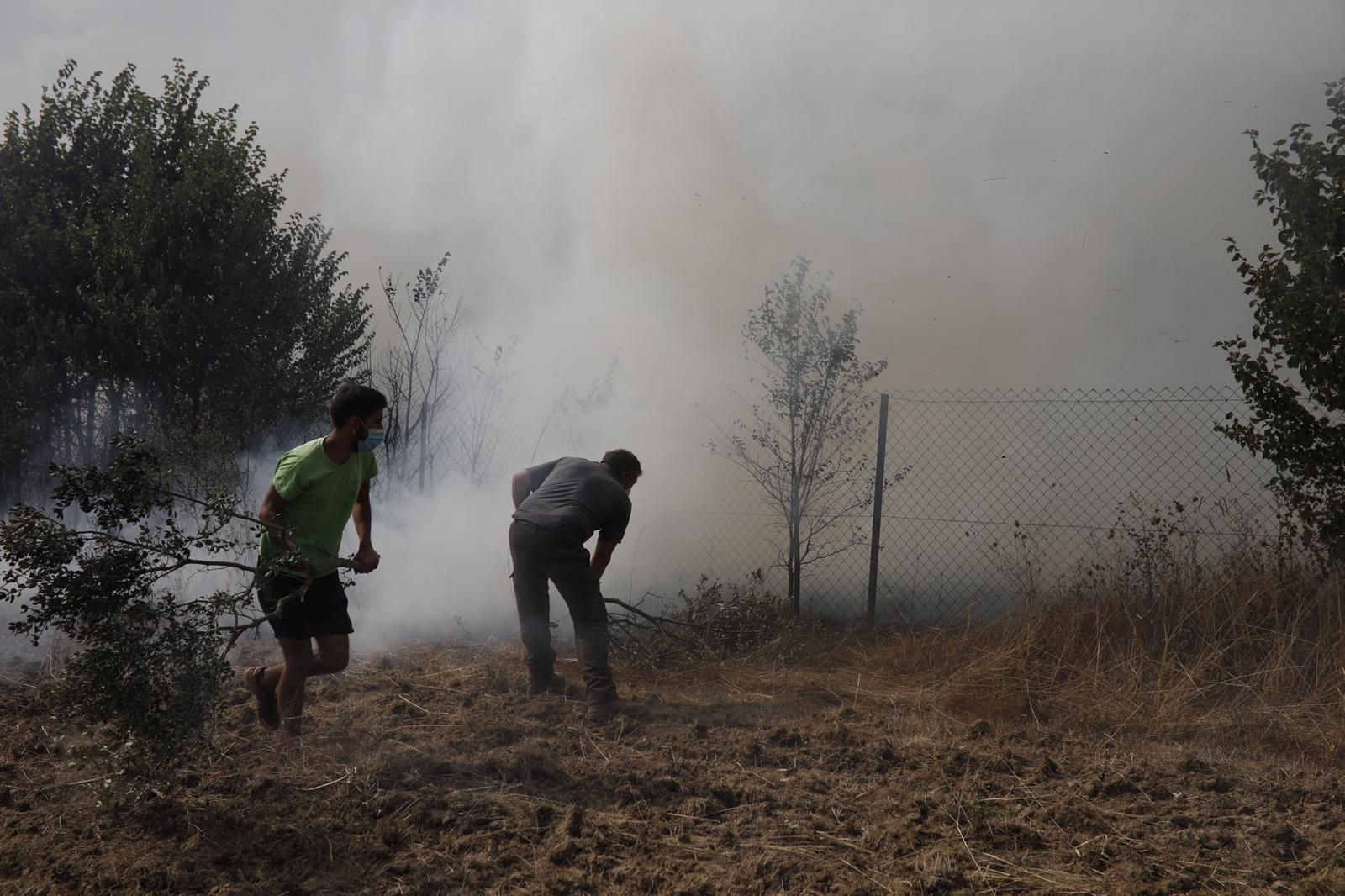 Imágenes del fuego declarado en Lober de Aliste, Zamora