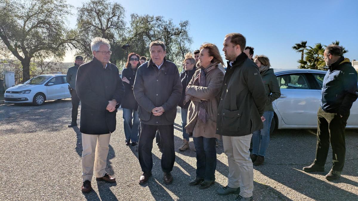 Luis Planas, entre Juan Trujillo, primer teniente de Alcalde, y Ana Lopez, subdelegada del Gobierno, durante su visita, este sábado, a Palma del Río.