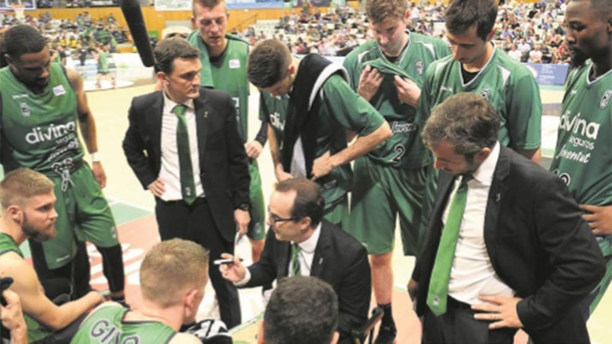 Estrategia. Arrriba, un AVE circulando a alta velocidad. Abajo, el entrenador Diego Ocampo se dirige al equipo en un tiempo muerto