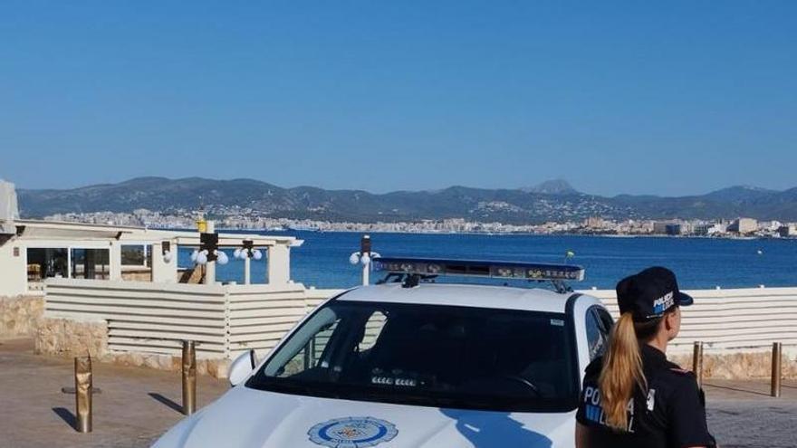 Un conductor ebrio lanza una botella de whisky por la ventanilla y golpea a un coche patrulla de la Policía Local de Palma