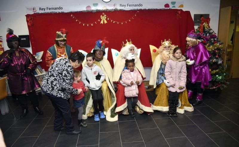 Los Reyes Magos visitan el centro de mayores Rey Fernando