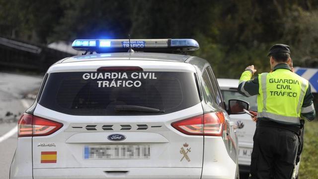 Una patrulla de Tráfico en una carretera de la comarca dezana. | BERNABÉ/JAVIER LALÍN
