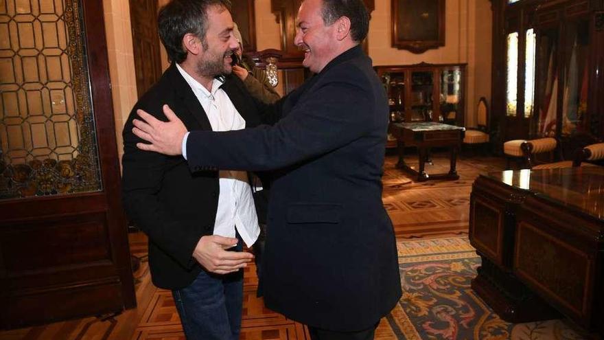 Xulio Ferreiro y José Ramón Rioboo se saludan en el Palacio Municipal coruñés.