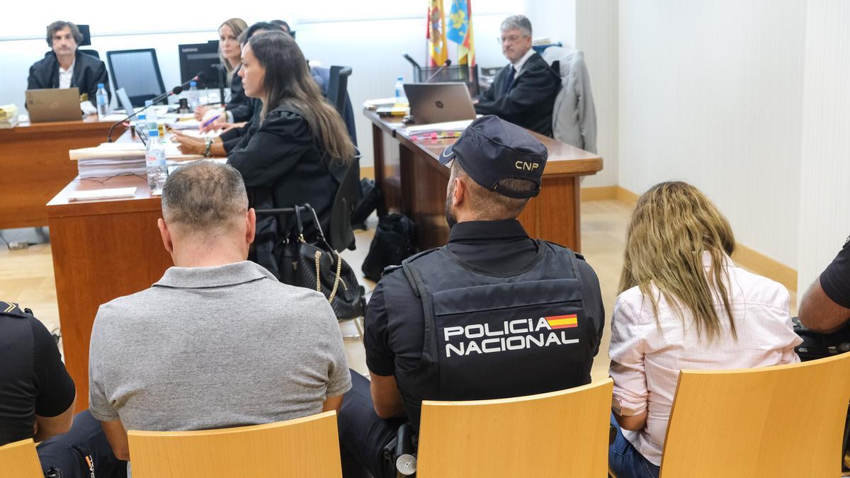 Los acusados en el juicio iniciado en la Audiencia en Elche.