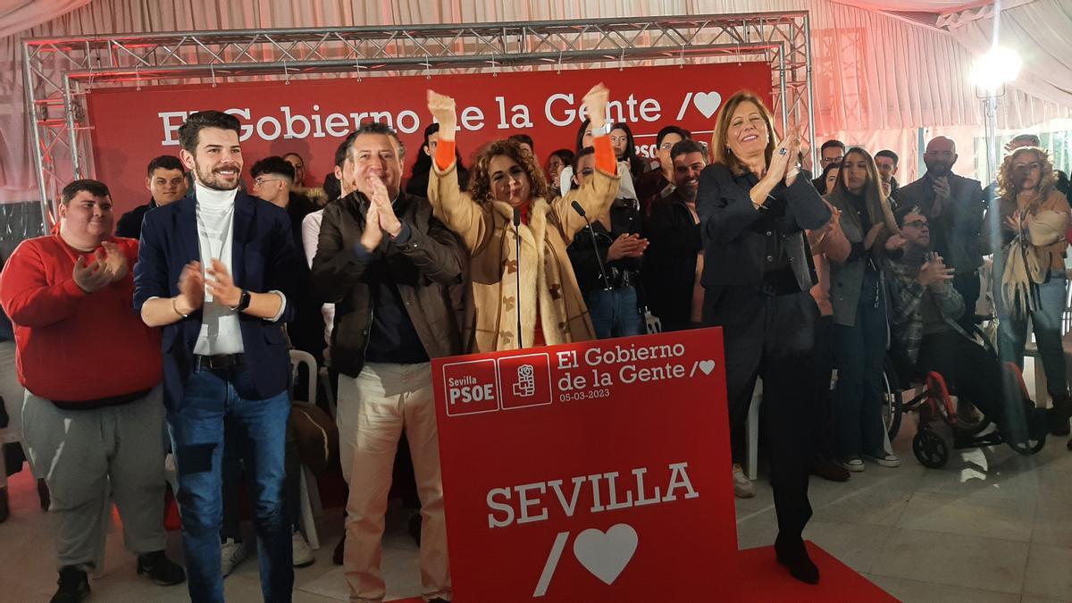 María Jesús Montero (centro) este domingo, en el mitin del PSOE en Osuna.