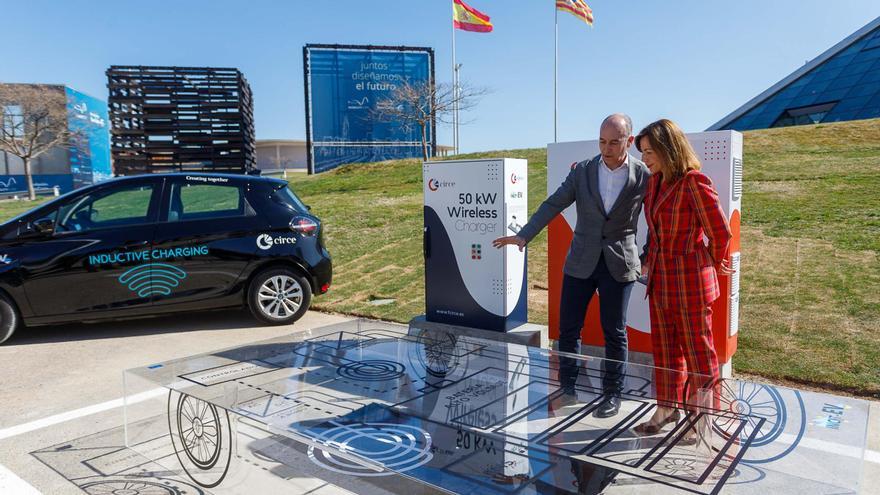 Zaragoza estrena un cargador para coches eléctricos sin cables