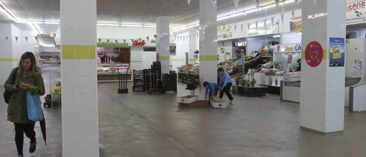 Imagen de la primera planta del mercado, donde están los puestos de los vendedores . // A. Irago