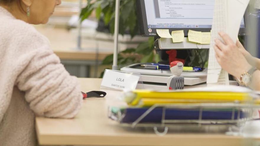 Una mujer, en una oficina laboral.