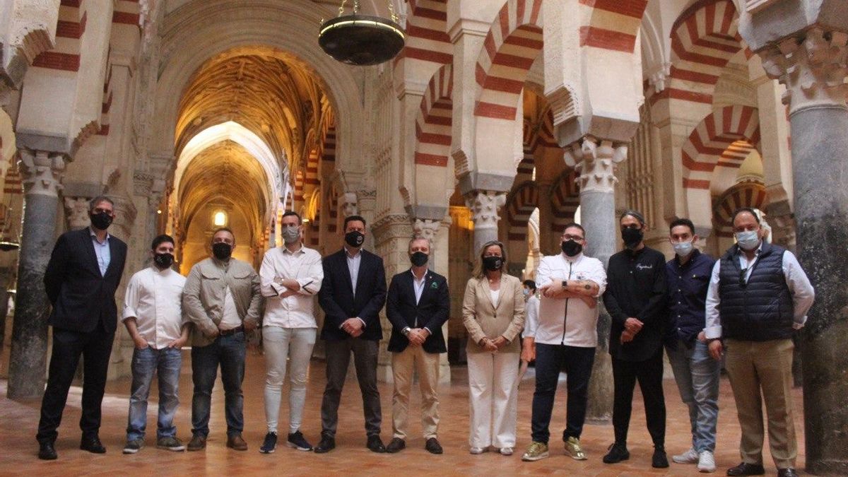 Organizadores del evento en Fitur y los chefs locales que van a asistir en la Mezquita-Catedral.