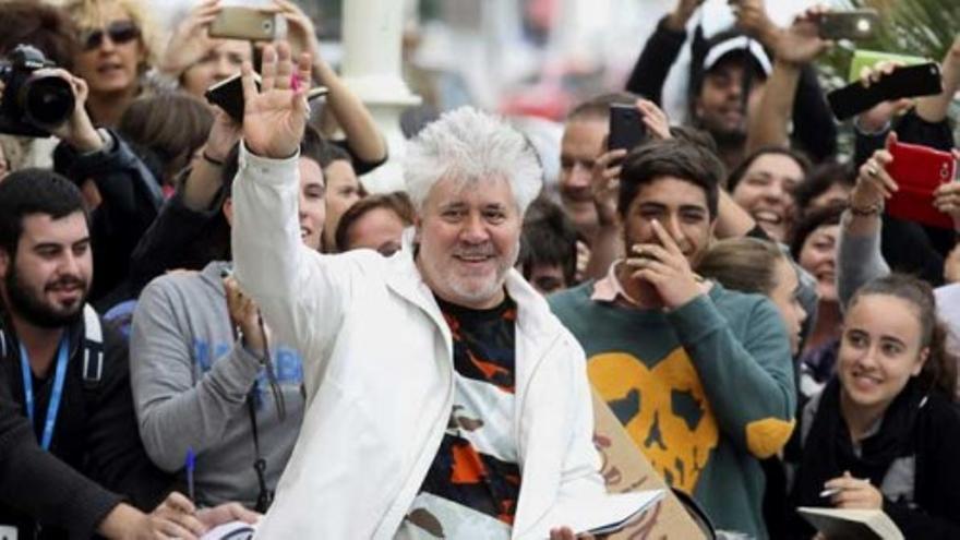 Almodóvar revoluciona el festival de San Sebastián a su llegada