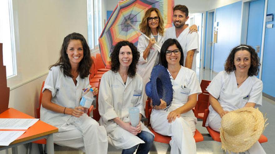 El equipo de enfermeros del centro de salud de Sant Jordi posa con la instalación.