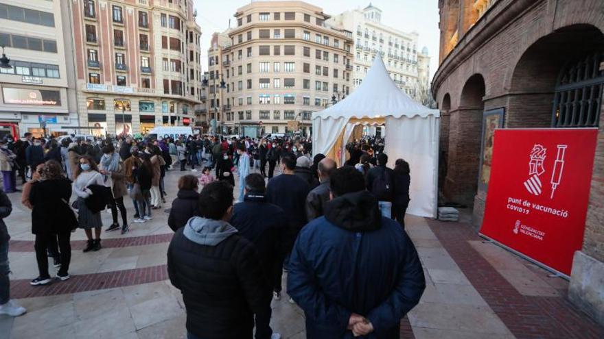 La enorme cola para vacunarse el viernes frente a la plaza de toros de València.