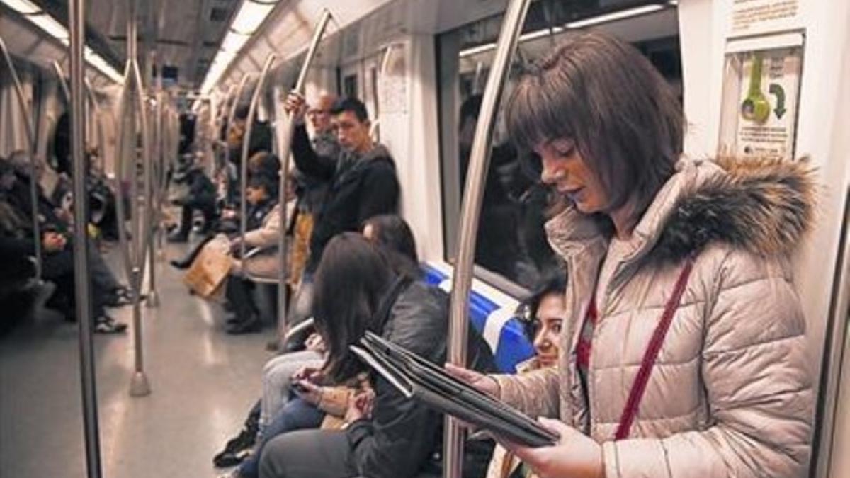 Pasajeros en un vagón del metro, el pasado marzo.