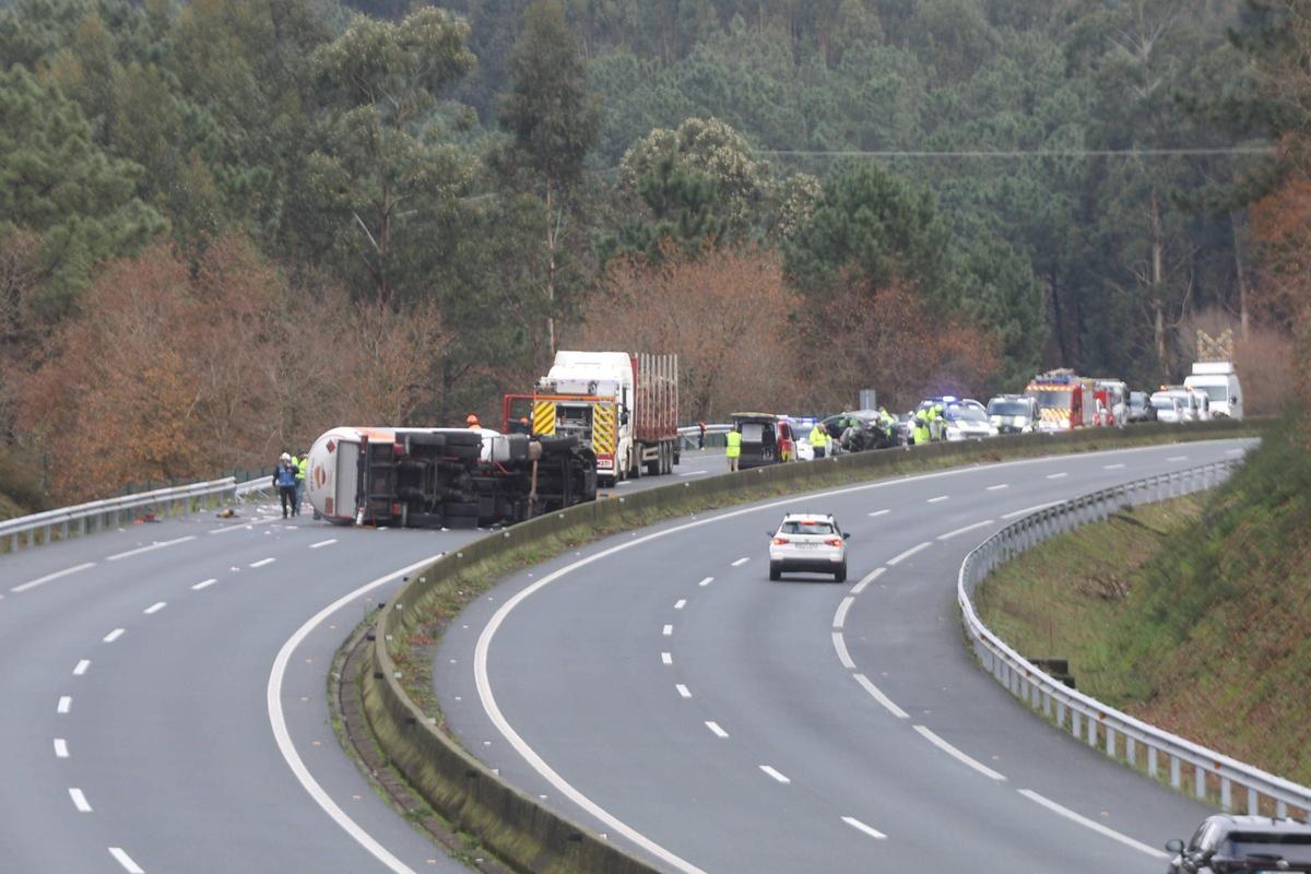 Un accidente entre un camión de mercancías peligrosas y un turismo deja dos heridos y dificulta la circulación en la AP-9