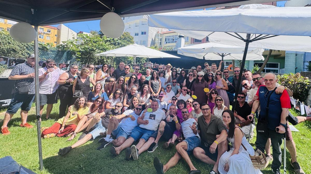 La fiesta para celebrar los 50 años del presidente de la comparsa Os Kantaclaro de Bueu.