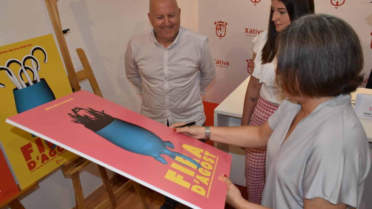 Hoy se ha presentado el nuevo cartel de la Fira d'Agost de Xàtiva, diseñado por Patricia Bolinches.