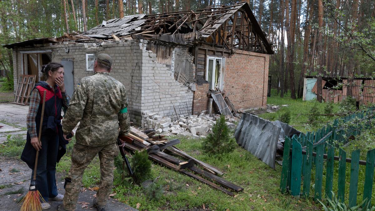 Una mujer junto a lo que queda de su casa n Donetsk