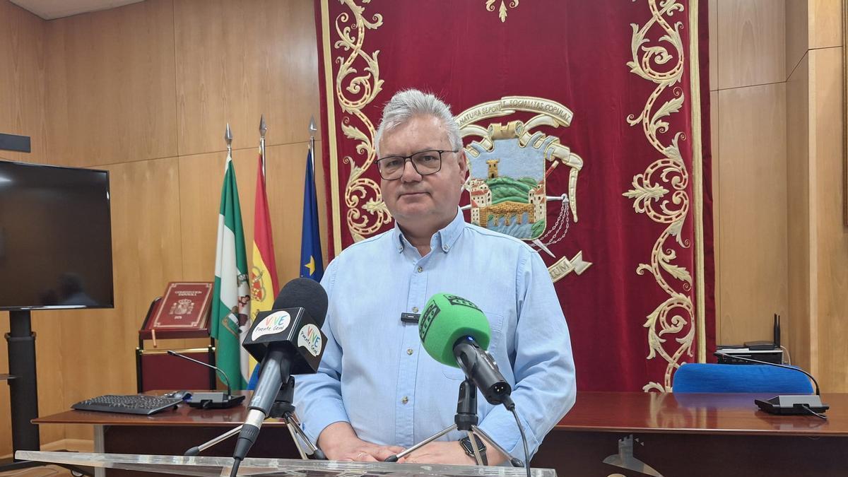 Esteban Morales, durante la rueda de prensa en la que se ha despedido del Ayuntamiento de Puente Genil.