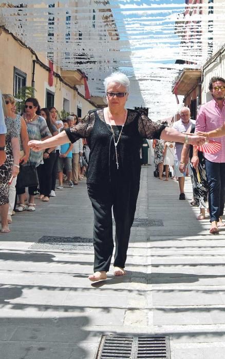 Penitentes con el Sant Crist en la Triennal