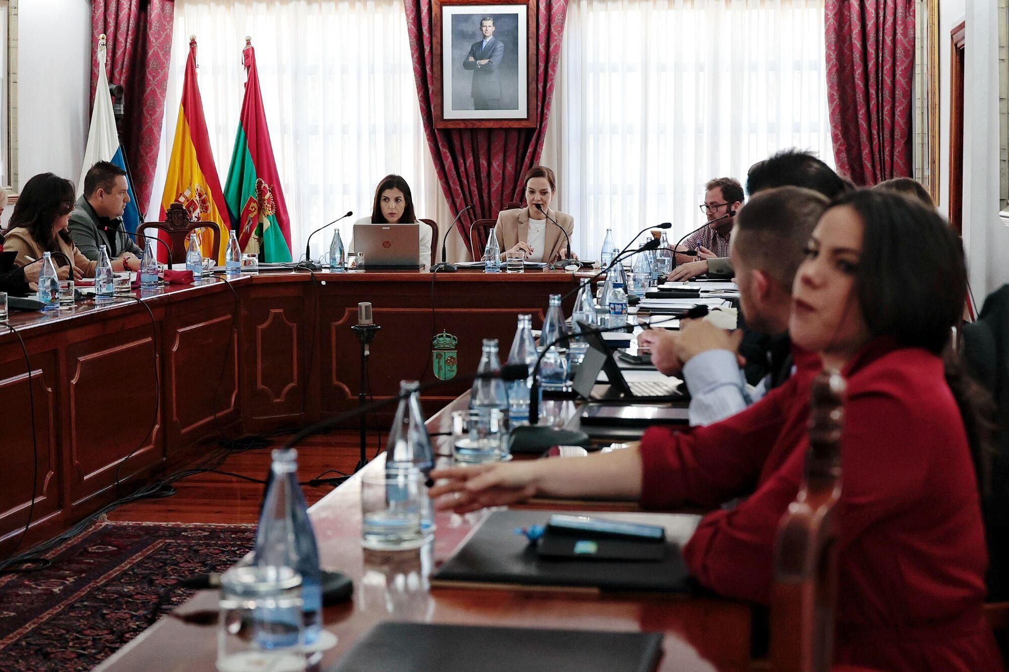 Pleno para destituir a Más por Arona e incorporar a Vox al gobierno municipal